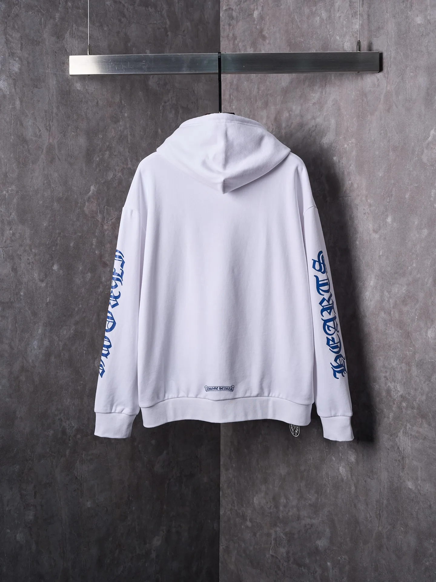 P460 Actual hanging auction】Chrome Hearts/Chrome Hearts ch letter printed zipper hooded jacket [Ready stock] S M L XL custom-made soft cloud wadding 100% cotton velvet feel sweatshirt fabric, delicate and smooth, comfortable and close to the skin, with pure white as the base, indigo lines neatly cracked, Western Gothic bodywork embellished on the chest, controlling the visual focus, and extending vertically from the wrist to the shoulder line, a magic touch to break the monotony of the sweatshirt The zippered hooded silhouette deconstructs the lazy drape carrying suede. When Gothic fonts meet all-white, it not only retains the coldness of Gothic, but also dissolves the depression of darkness with the purity of white, giving concrete expression to the sweet-cool balance and unlocking a multi-faceted style. Glue printing is used. The printing has been modified three times with film screens. Use glue liquid paint to print the pattern on the fabric. Bake the fabric to fix the printing pattern. The fabrics have been washed and have a better hand texture. It is not easy to deform and not shrink. 不易褪色 保持长久的美观，宽松版型